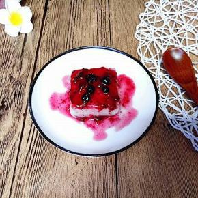 把做好的蓝莓酱汁淋再山药泥上即可食用。