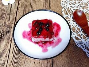 把做好的蓝莓酱汁淋再山药泥上即可食用。