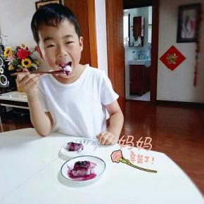 看小家伙这嘴巴张这么大的吃，(^_^)