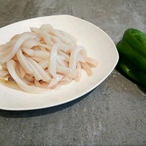 鱿鱼处理干净，切丝，尖椒一个吧