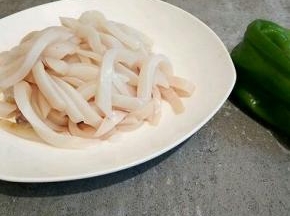 鱿鱼处理干净，切丝，尖椒一个吧