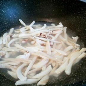 水开，放点料酒，放鱿鱼焯水，