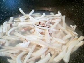 水开，放点料酒，放鱿鱼焯水，