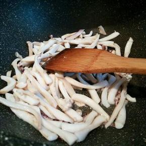  生姜，蒜炝锅，放鱿鱼翻炒片刻，