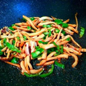 放尖椒翻炒，加生抽2勺，盐2克调味，就可以。