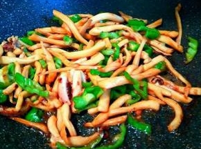 放尖椒翻炒，加生抽2勺，盐2克调味，就可以。