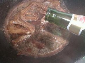 然后放入啤酒小火慢炖30到40分钟  加入香叶和八角