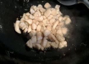 锅内倒入适量油  倒入鸡丁炒至颜色泛白捞出
