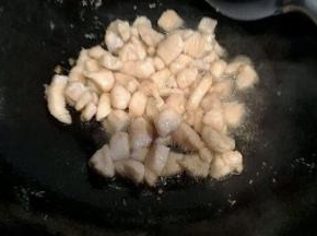 锅内倒入适量油  倒入鸡丁炒至颜色泛白捞出