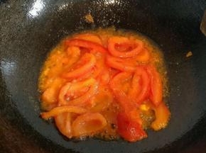 锅内倒入适量油  放入切块的番茄炒出汁