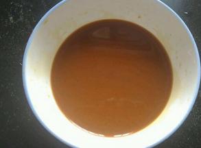 将两勺酱油  一勺蚝油  一勺淀粉  一勺白糖   一茶勺盐  五勺清水调成汁
