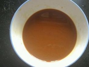将两勺酱油  一勺蚝油  一勺淀粉  一勺白糖   一茶勺盐  五勺清水调成汁