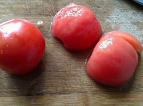 准备好两个番茄  一个去皮一个不去皮