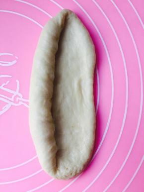 另一种方法，将面团擀成稍大些的牛舌型，从侧面往另一侧卷