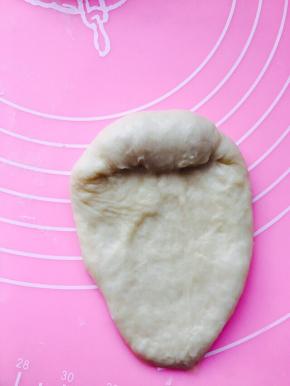 从上往下卷，卷时收紧面团两头