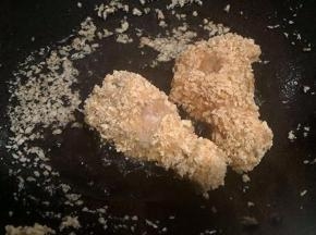 锅内倒入适量油  中小火煎至熟透即可