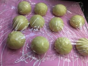 排气，两面团分割成60至65克小面团，覆盖保鲜膜，放置10分钟后整形