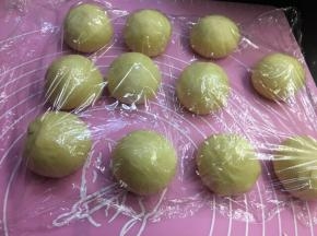 排气，两面团分割成60至65克小面团，覆盖保鲜膜，放置10分钟后整形