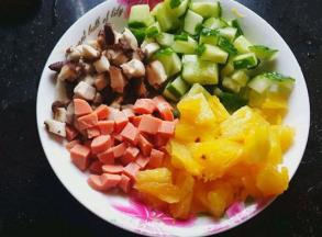 菠萝  香菇   黄瓜   火腿肠切丁备用