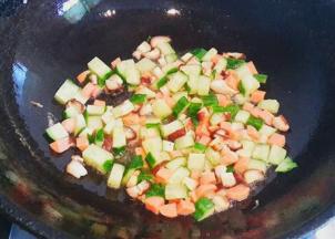 倒入黄瓜丁   香菇丁   火腿肠翻炒