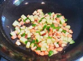 倒入黄瓜丁   香菇丁   火腿肠翻炒