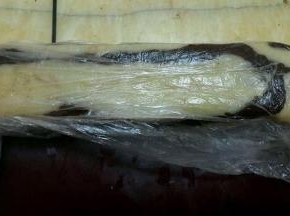 将两团面团平行捏在一起  然后对半折断    再相对的颜色的粘在一起 喜欢花纹多点可再重复上述步骤一次   然后整成长方形或圆柱体   放入冰箱冷冻室中冷冻一小时