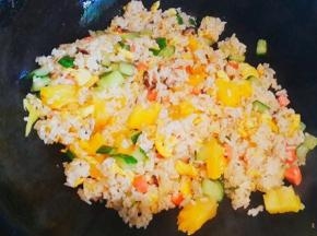 最后放入菠萝炒一分钟即可