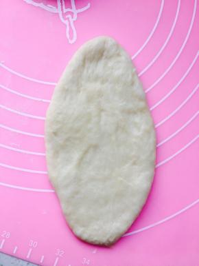 10分钟后，取一小面团，擀成牛舌型