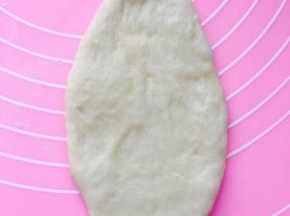 10分钟后，取一小面团，擀成牛舌型