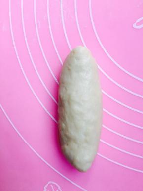 侧卷同样要收紧两头面团，不用收紧，按压即可，同样是橄榄形