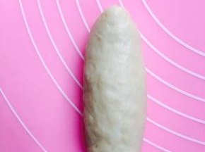 侧卷同样要收紧两头面团，不用收紧，按压即可，同样是橄榄形