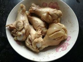 加入料酒 椒盐  盐腌制半小时左右