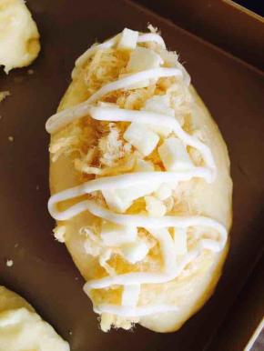 表面也可以放置肉松等自己喜欢的食材，烤箱180度18至25分钟，时间根据自己烤箱温度而定，具体观察上色情况