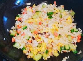 倒入米饭炒至粒粒分明   加入两茶勺盐