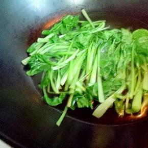 青菜焯水，捞出立即过冷水。