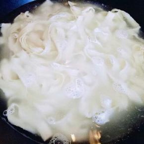 锅中加入水，烧开后下入鲜扯面。把面煮熟。捞出过冷水备用。