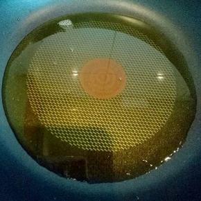 锅中加入菜籽油，(也可以其它食用油，我觉得菜籽油香)