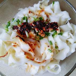 煮好的面放入大口玻璃碗中，把煮过的青菜放下面，葱，蒜，辣椒，芝麻放上面。