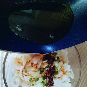 把热油淋再面上，滋拉滋拉的声音听着好过瘾，没开吃听声音就欲罢不能啦！这样油泼面就做好啦！