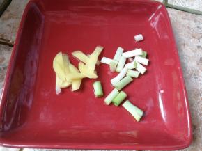 姜切丝，葱花切段，备用。