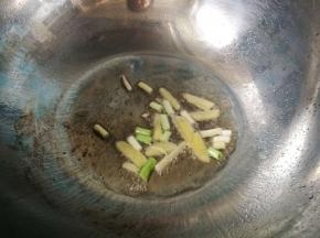 炒锅里放入适量花生油，烧至七成热，放入姜丝，葱花，爆香。