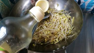 炒至黄豆芽，变软，加入数滴白醋，少量水，继续翻炒，炒至水份快收干时，加入食盐，拌匀即可出锅。