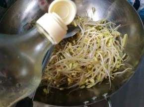 炒至黄豆芽，变软，加入数滴白醋，少量水，继续翻炒，炒至水份快收干时，加入食盐，拌匀即可出锅。