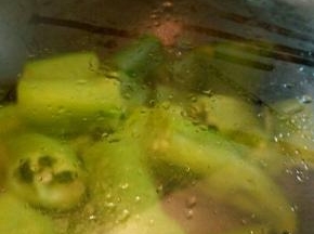 因为尖椒洗好，上面会有水份，所以盖上盖子，防止油溅到，中小火煎，