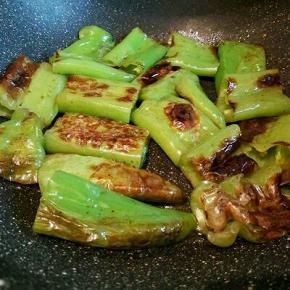  入调料汁，翻炒入味，