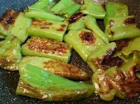  入调料汁，翻炒入味，