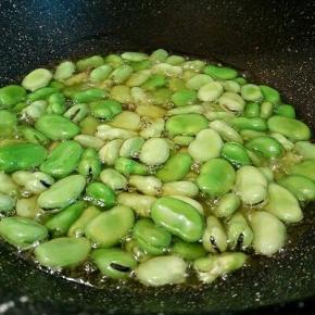 油多一点，油温微热，就可以放蚕豆下去炸，中小火炸，