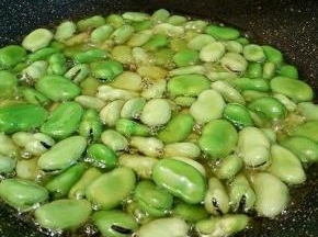 油多一点，油温微热，就可以放蚕豆下去炸，中小火炸，