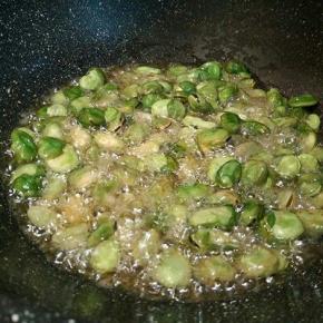 炸到蚕豆外皮裂开，（铲子拿一粒看看，熟了就可以了）