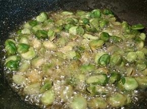 炸到蚕豆外皮裂开，（铲子拿一粒看看，熟了就可以了）